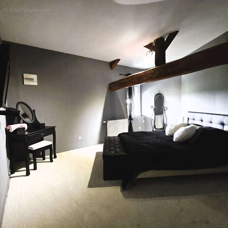 Maison à CRUZILLES-LES-MEPILLAT