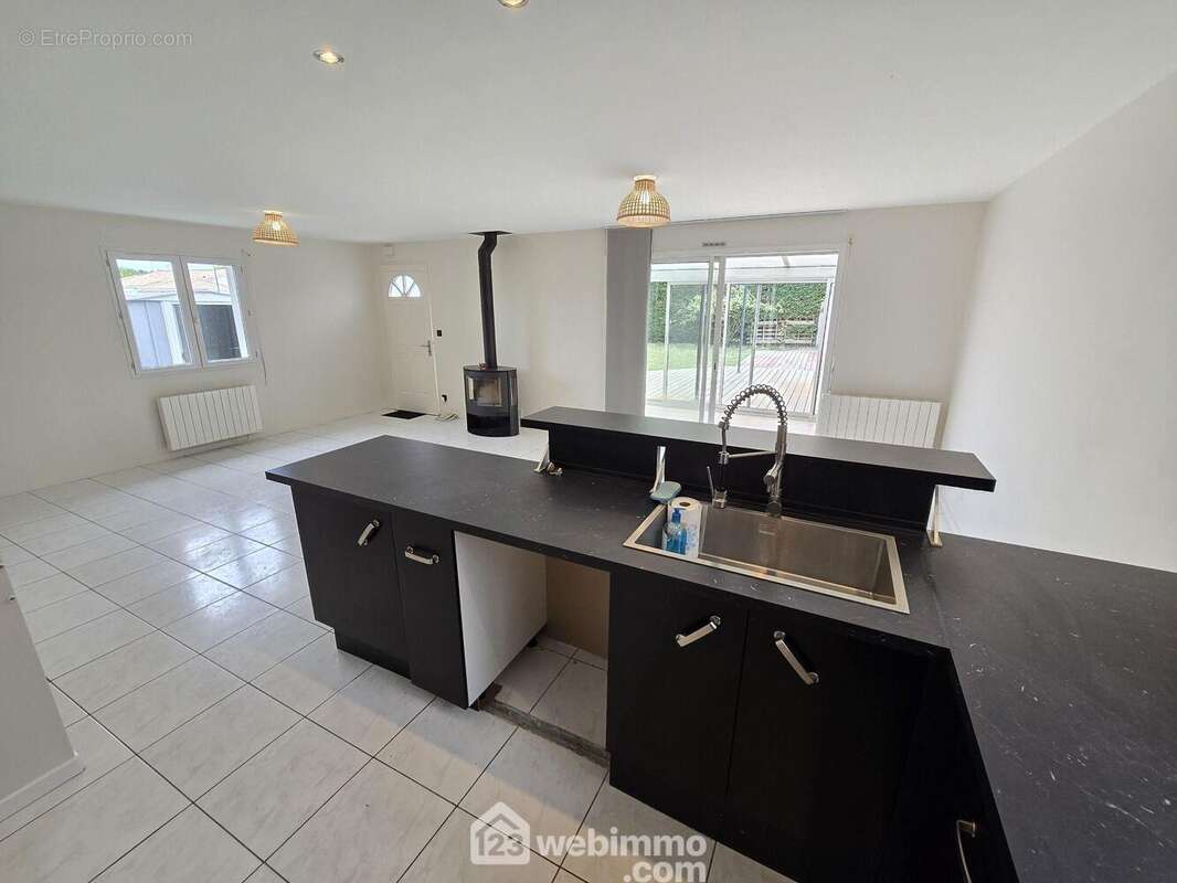 Autre vue de la pièce qui est lumineuse - Maison à LE PIAN-MEDOC