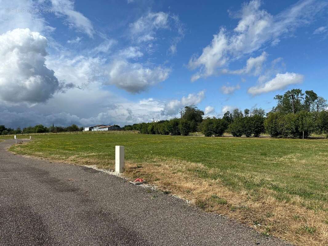 Terrain à NOROY-LE-BOURG