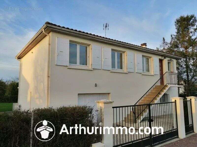 Maison à SAINT-JULIEN-DE-L&#039;ESCAP