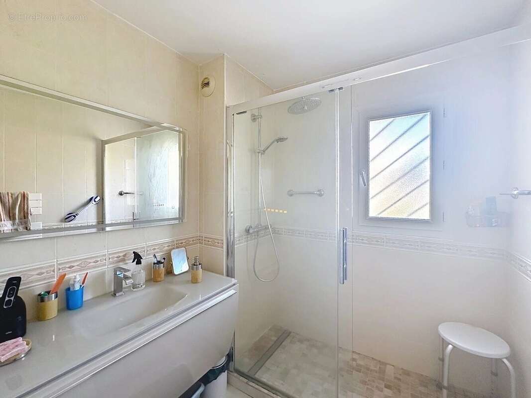 Appartement à SAINT-LAURENT-DU-VAR