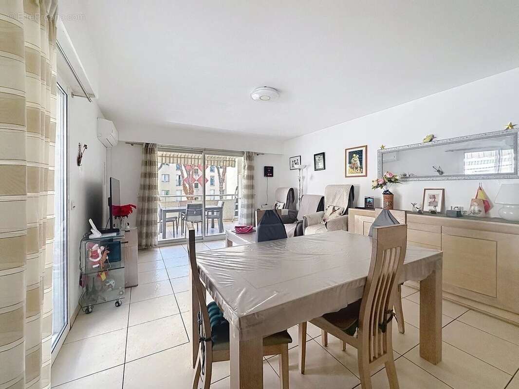 Appartement à SAINT-LAURENT-DU-VAR