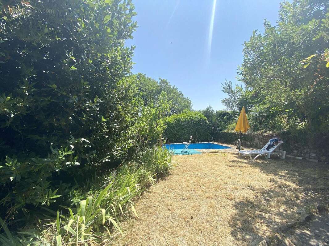 Maison à LA ROCHE-SUR-GRANE