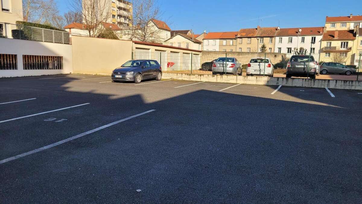   - Parking à NEUVY