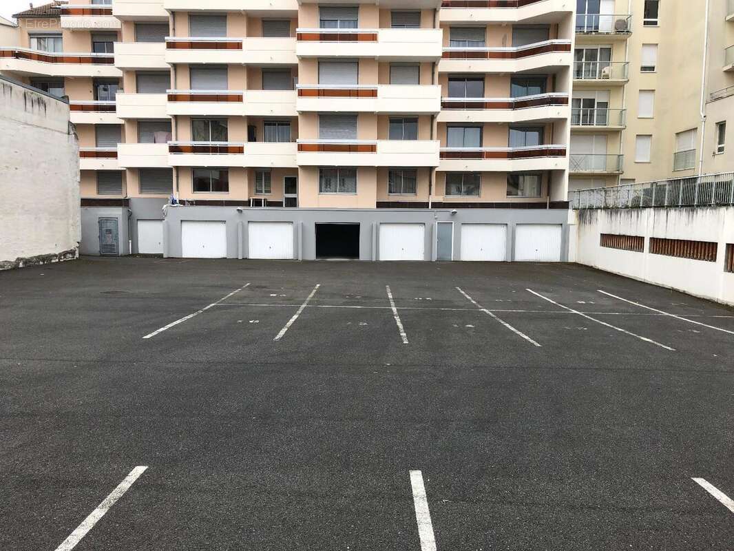   - Parking à NEUVY