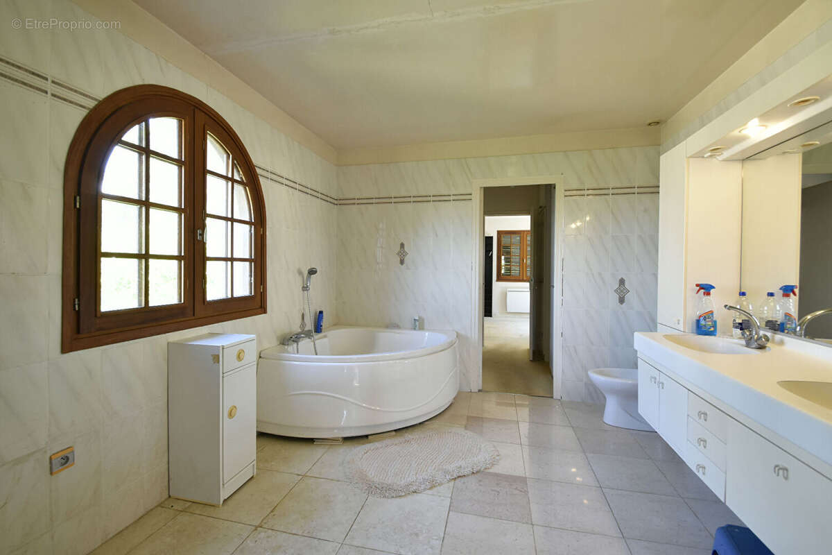 Maison à BAZOCHES-SUR-GUYONNE