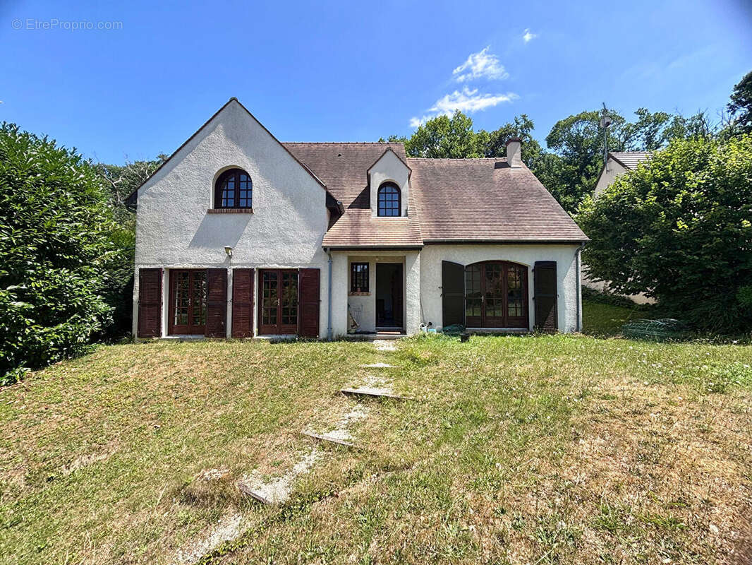 Maison à BAZOCHES-SUR-GUYONNE