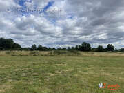 Terrain à CHALAIN-LE-COMTAL