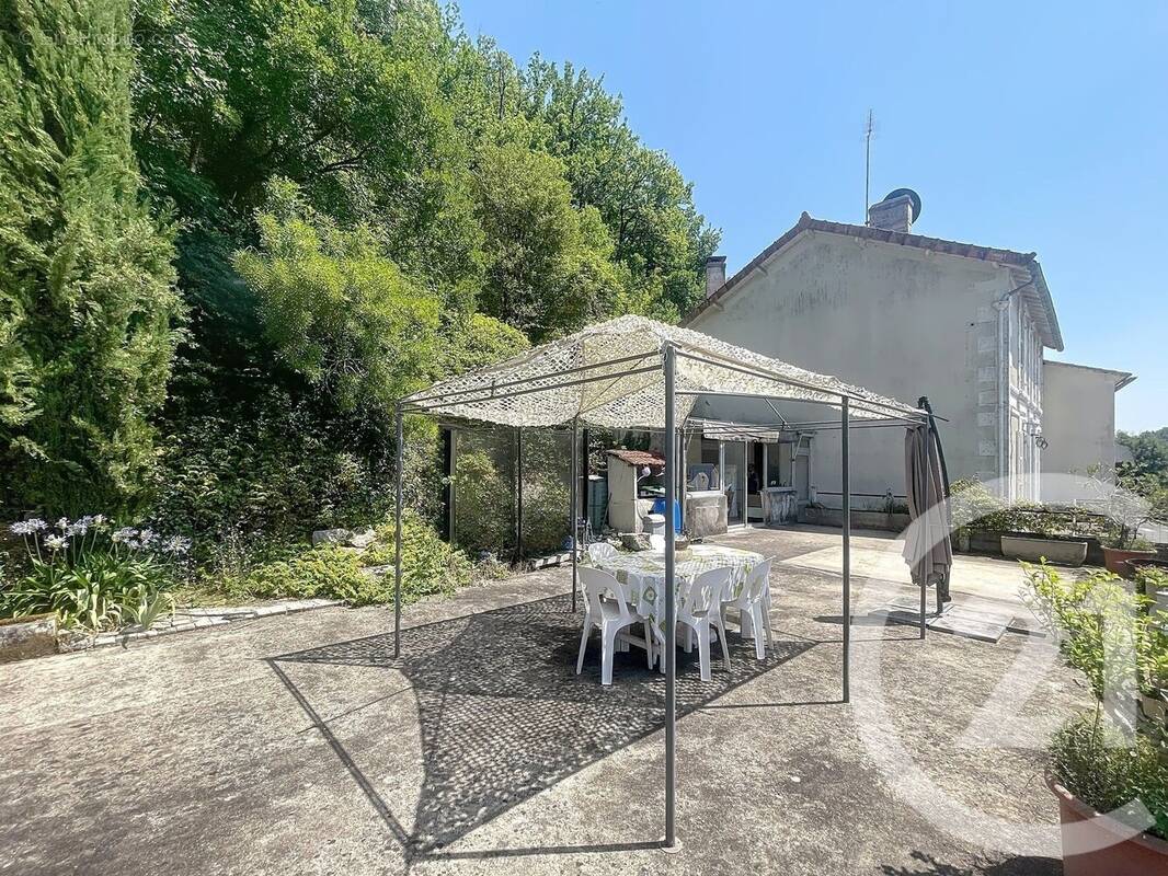 Maison à MONTIGNAC-CHARENTE