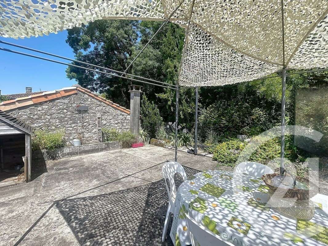 Maison à MONTIGNAC-CHARENTE