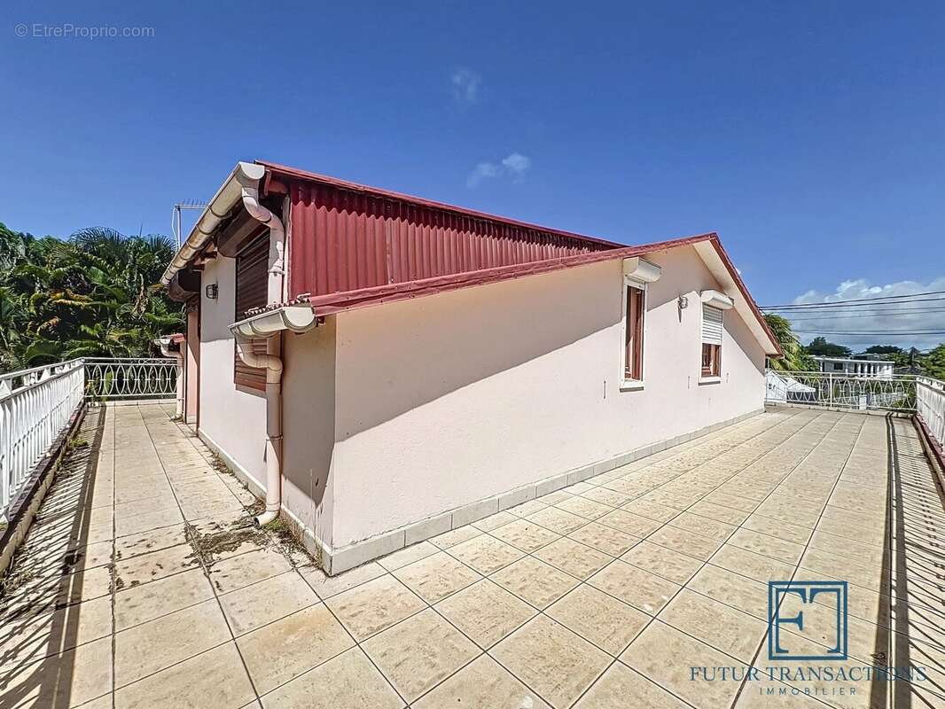 Maison à PETIT-CANAL