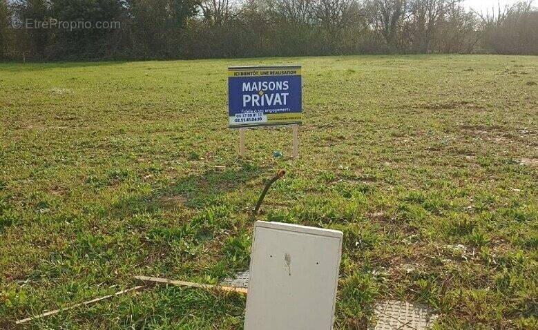 Terrain à CHAVAGNES-LES-REDOUX