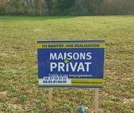 Terrain à SAINT-GEORGES-DE-MONTAIGU