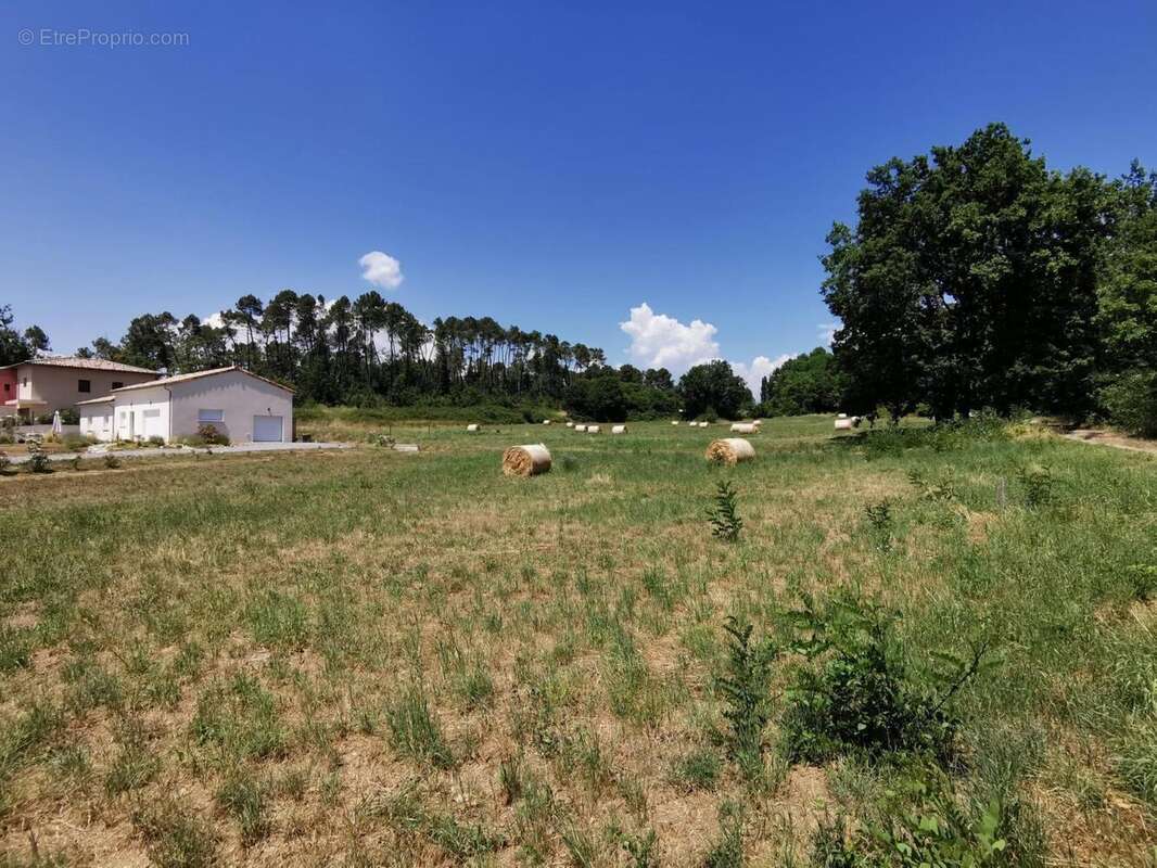   - Terrain à MERCUER