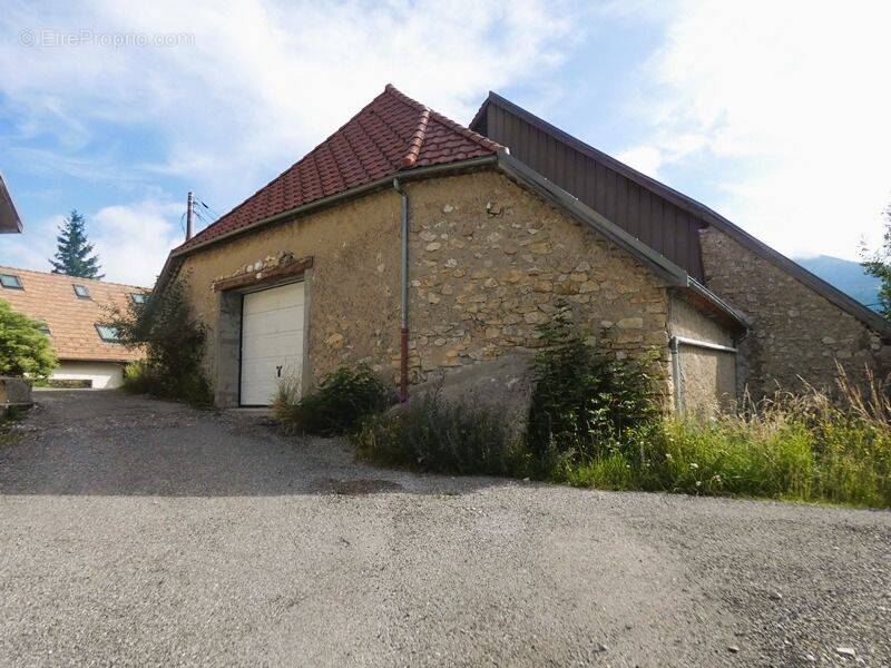 Parking à LUS-LA-CROIX-HAUTE