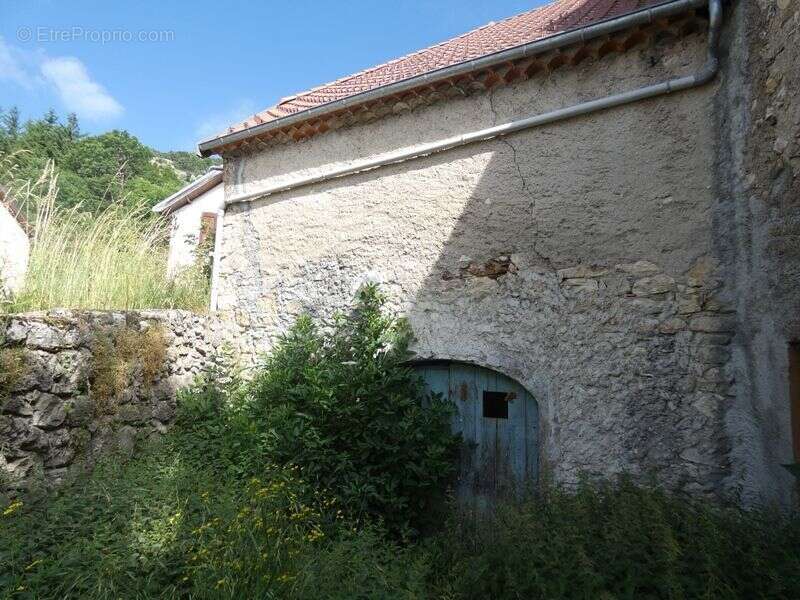 Parking à LUS-LA-CROIX-HAUTE