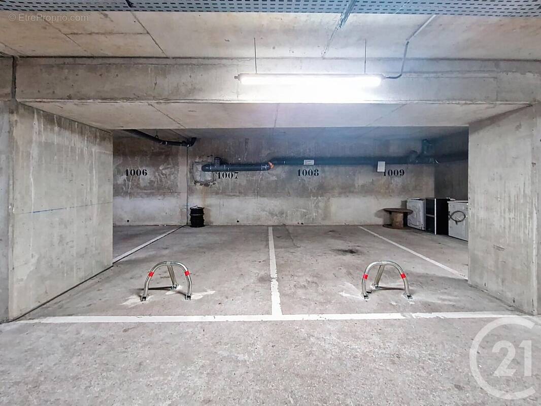 Parking à COMBS-LA-VILLE