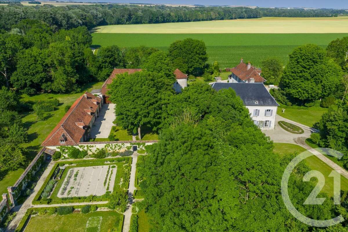 Maison à SAINT-PARRES-AUX-TERTRES