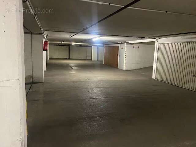 Parking à PARIS-16E