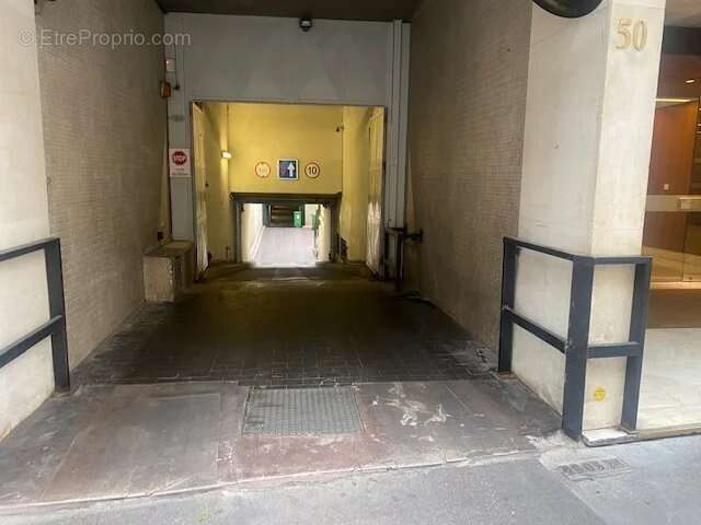 Parking à PARIS-16E