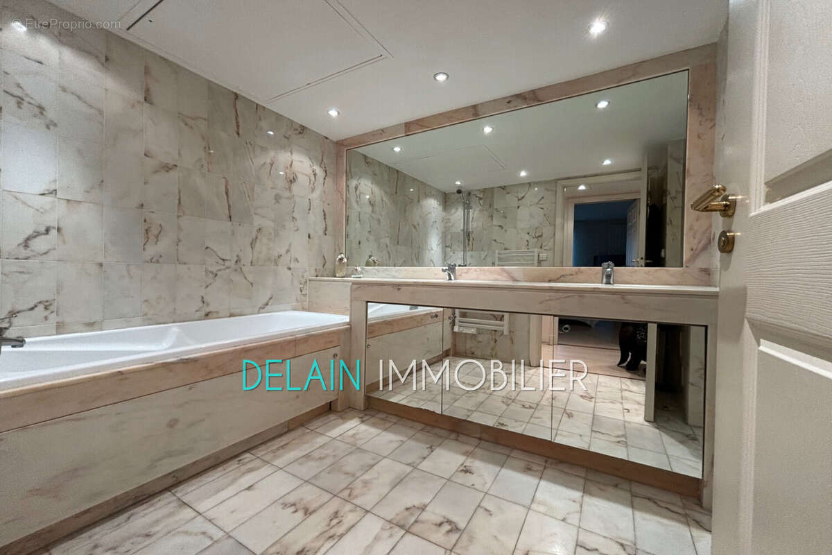 Appartement à SAINT-LAURENT-DU-VAR