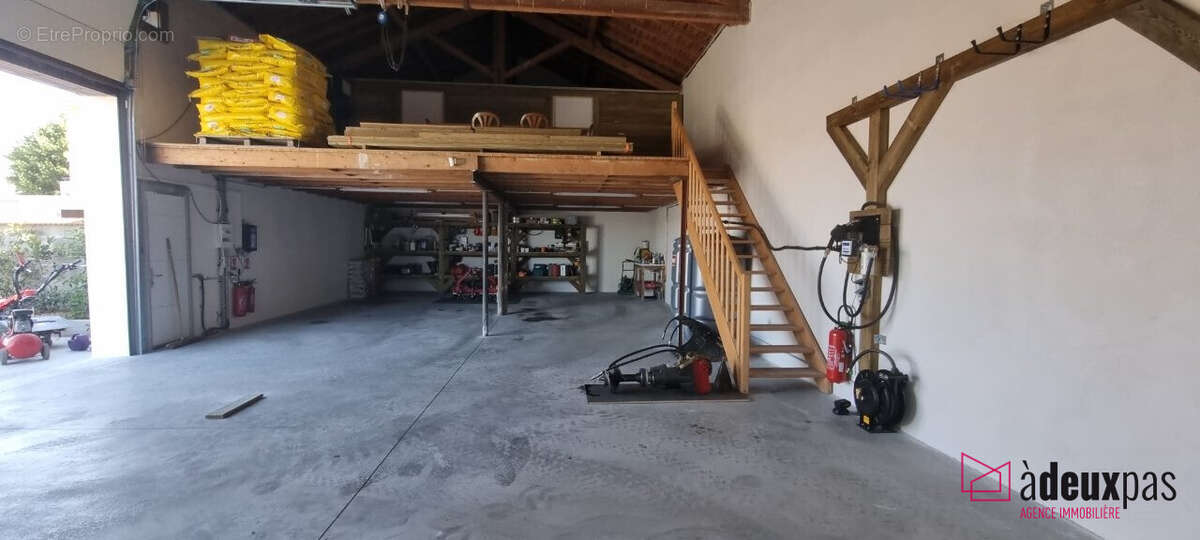 Commerce à SAINT-JUST-SAINT-RAMBERT