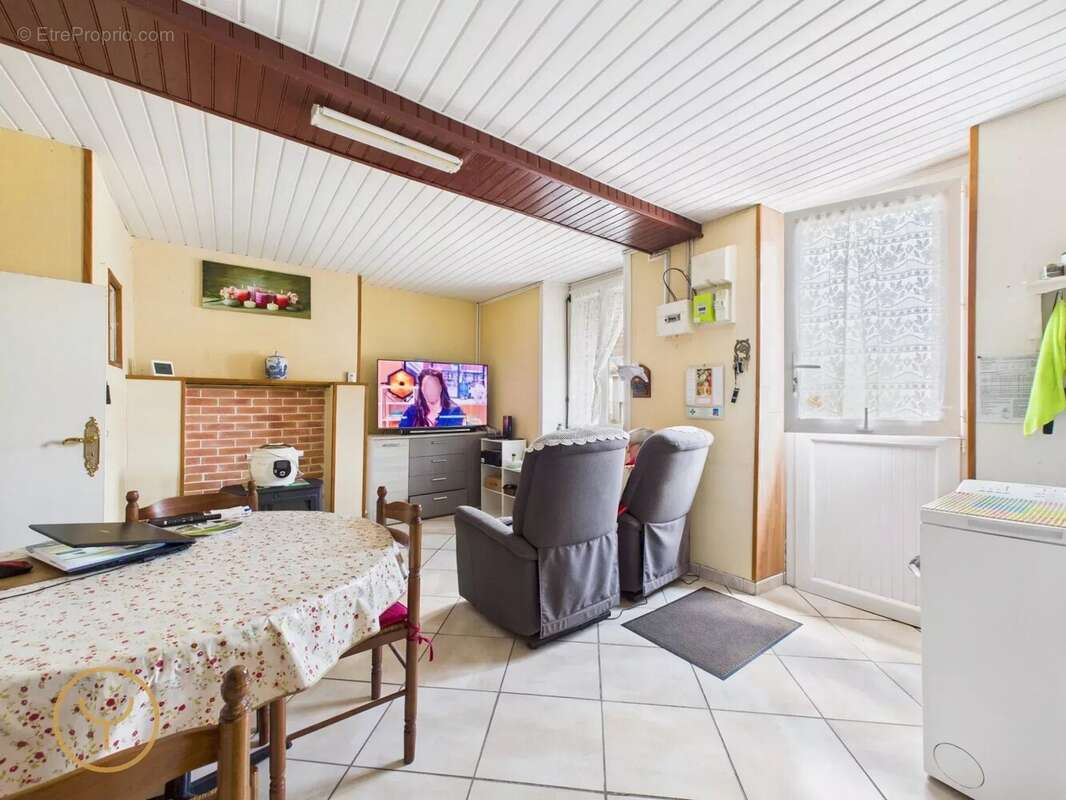 Maison à MAIZIERES-LA-GRANDE-PAROISSE