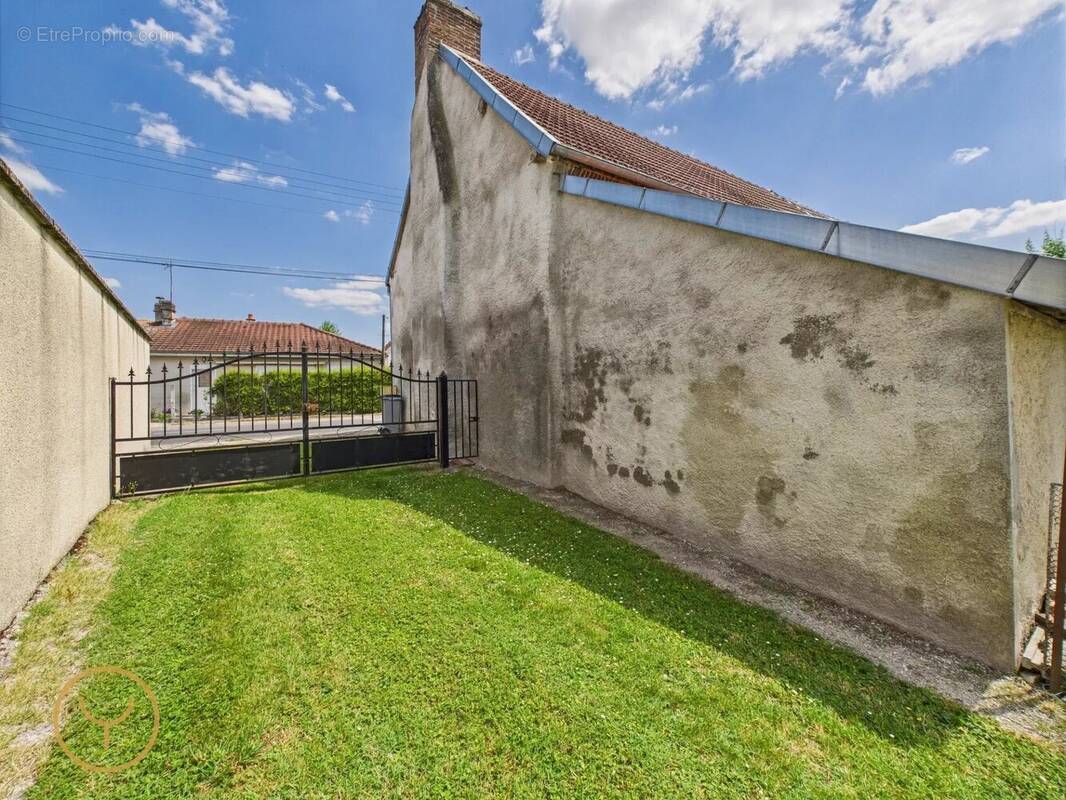 Maison à MAIZIERES-LA-GRANDE-PAROISSE
