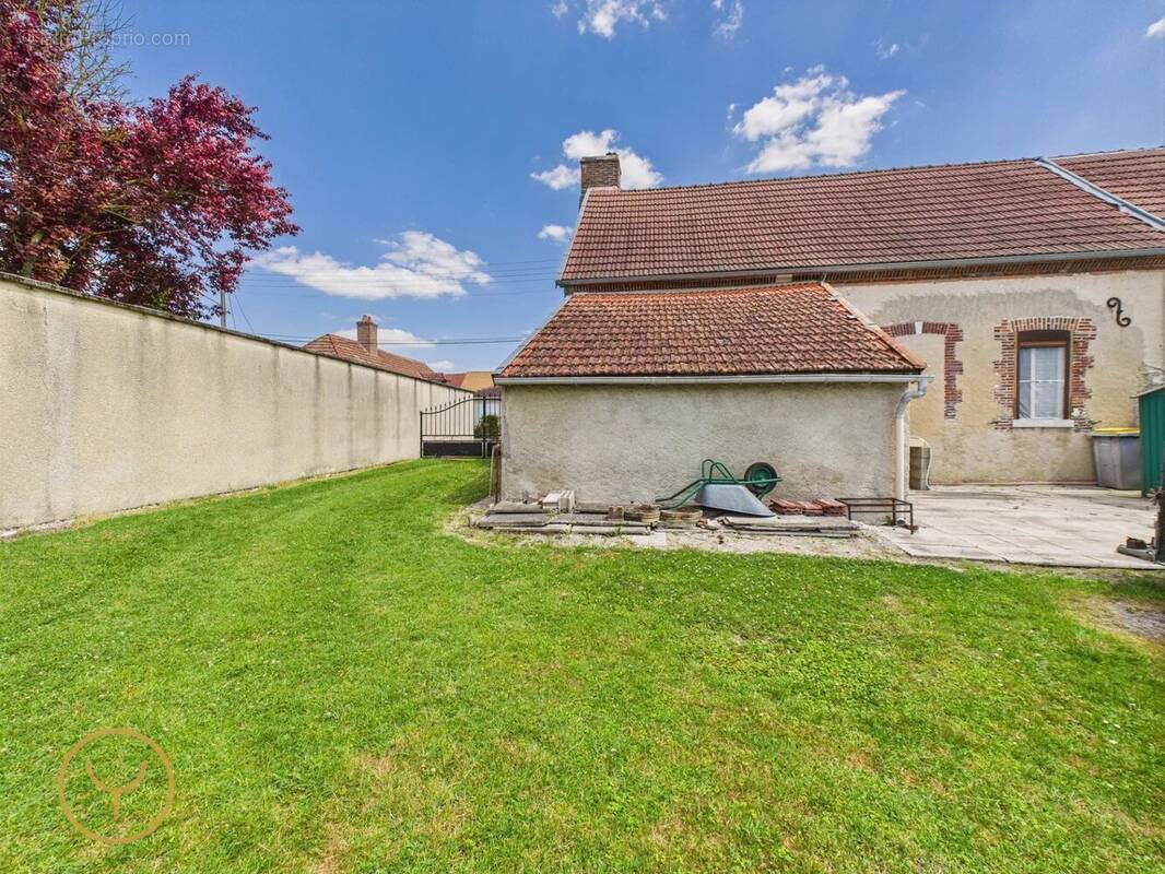 Maison à MAIZIERES-LA-GRANDE-PAROISSE