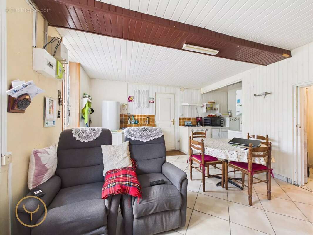 Maison à MAIZIERES-LA-GRANDE-PAROISSE