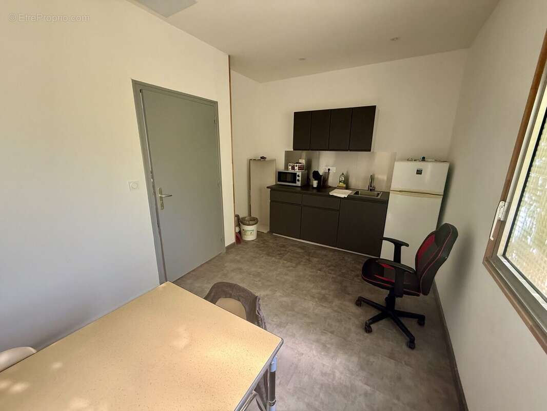 Commerce à CAZILHAC