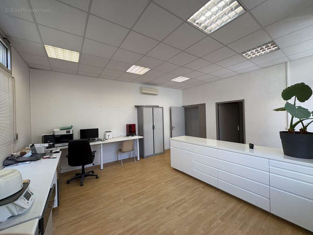 Commerce à CAZILHAC