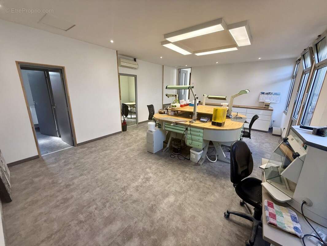 Commerce à CAZILHAC