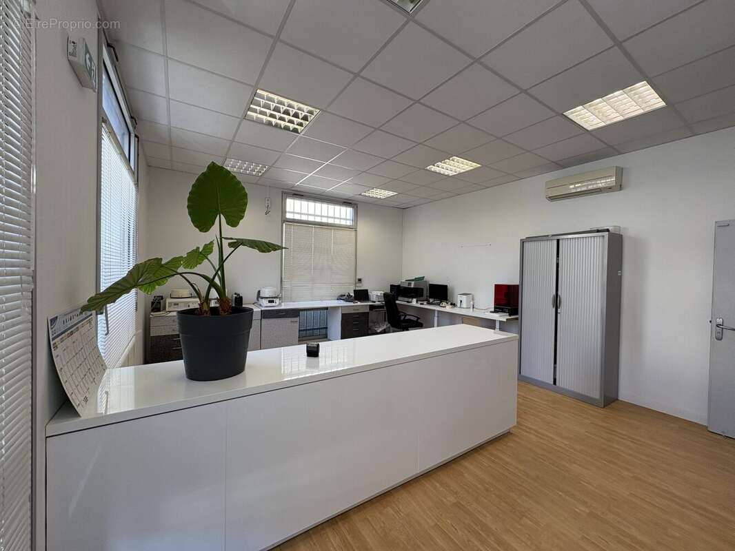 Commerce à CAZILHAC