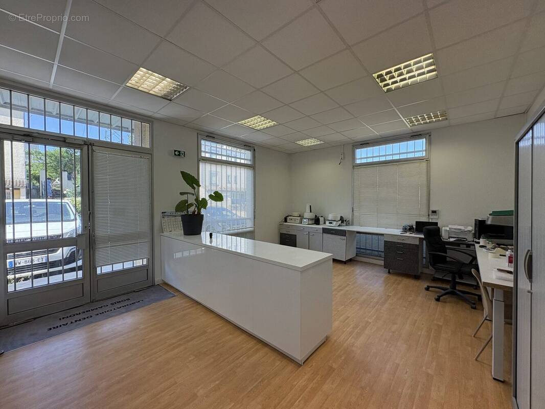 Commerce à CAZILHAC