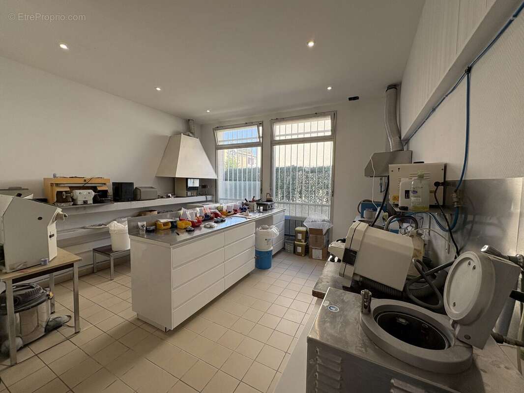 Commerce à CAZILHAC