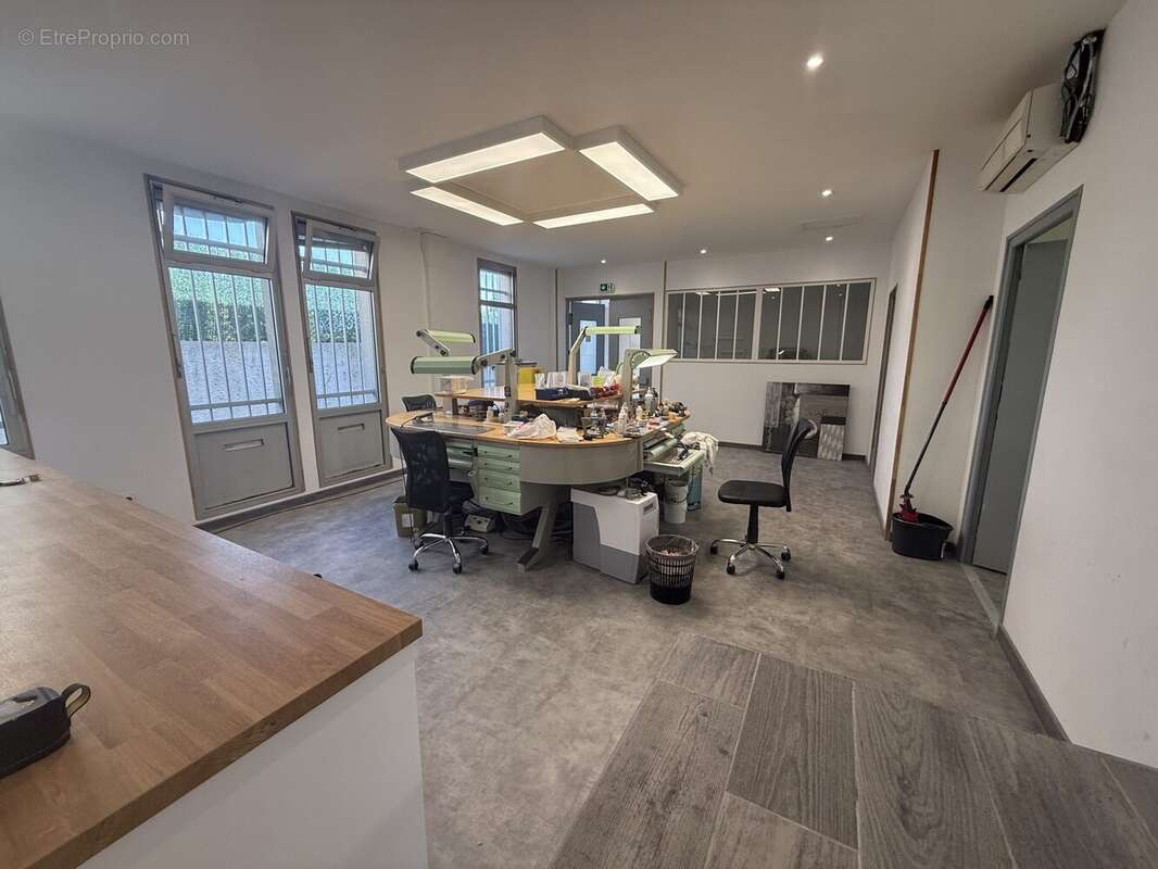 Commerce à CAZILHAC