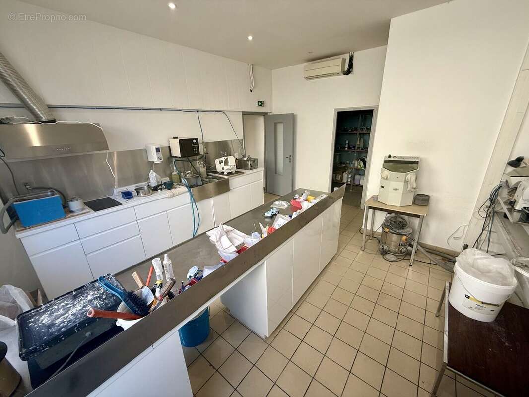 Commerce à CAZILHAC