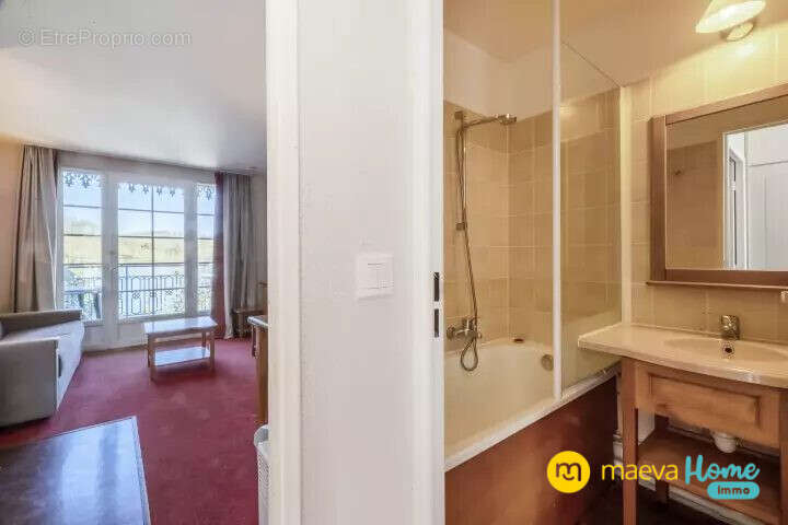 Salle de bain et Séjour - Appartement à MARCIAC