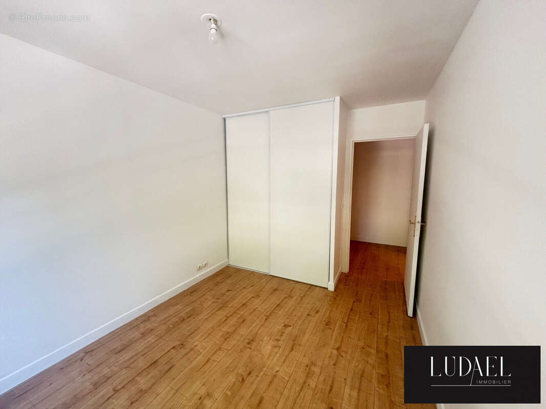 Chambre 1 vue coe fenetre - Appartement à SAINT-OUEN