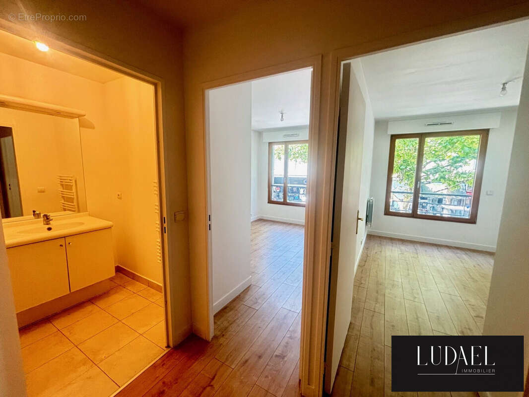 Coin nuit  avec acces salle de bain et chambre 1 et chambre 2 - Appartement à SAINT-OUEN