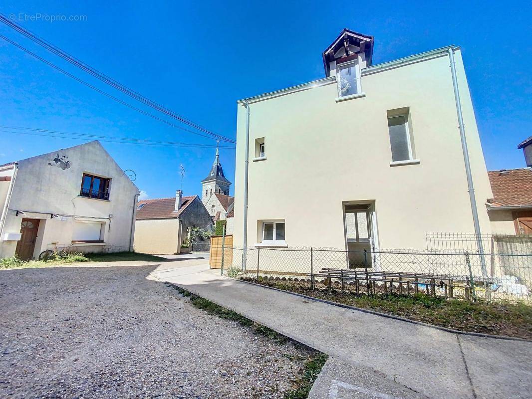 Maison à VOISINS-LE-BRETONNEUX