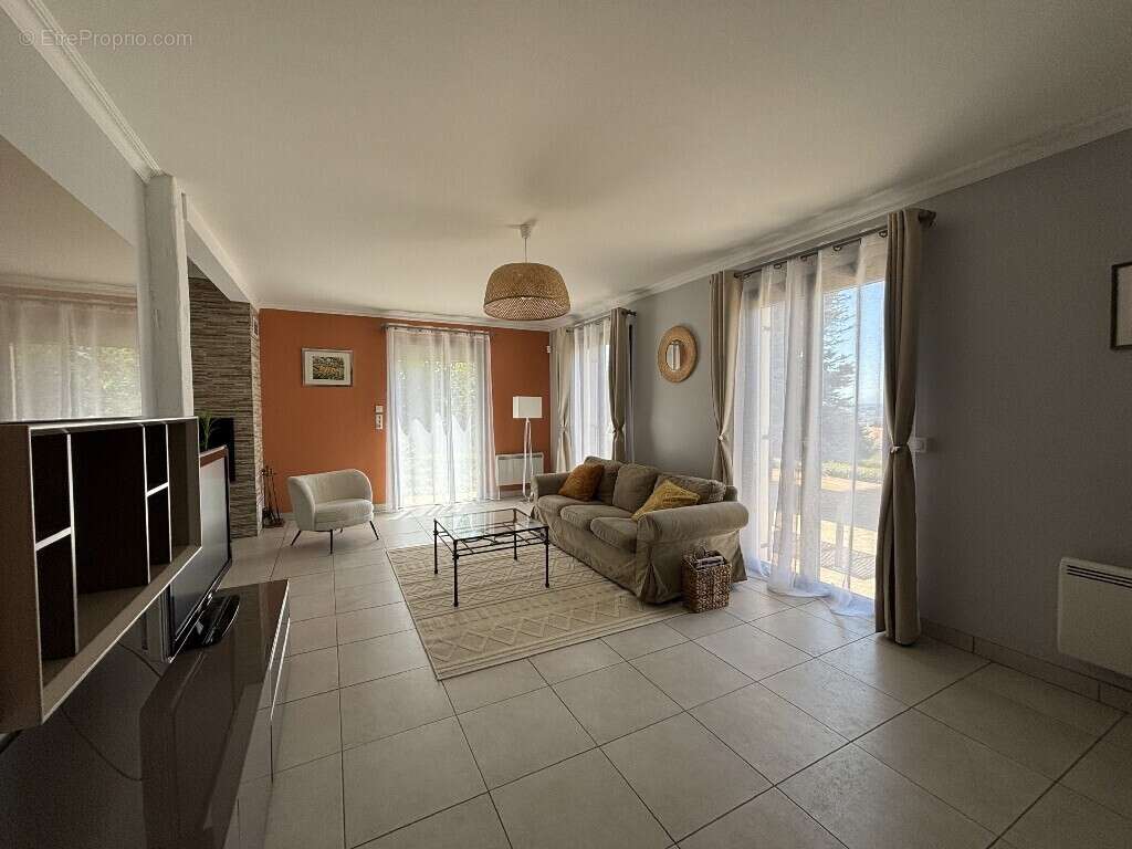 Maison à CREUZIER-LE-VIEUX