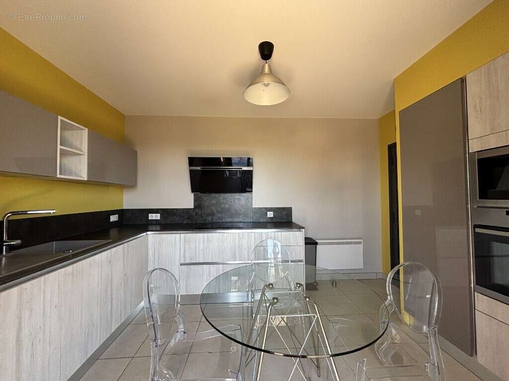 Maison à CREUZIER-LE-VIEUX