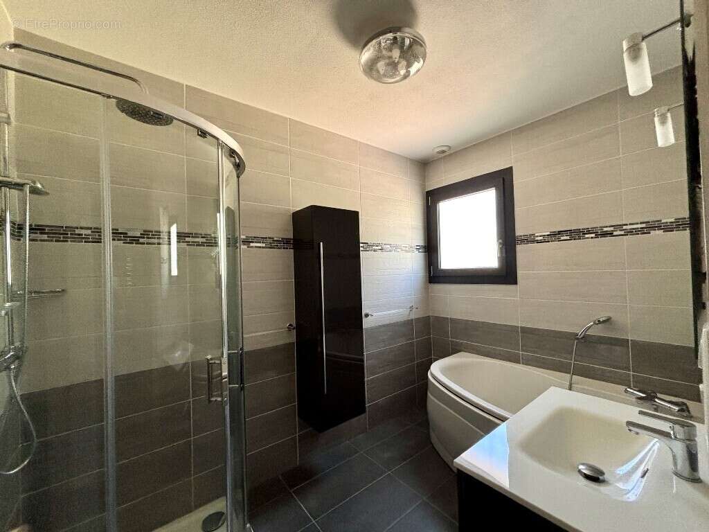 Maison à CREUZIER-LE-VIEUX