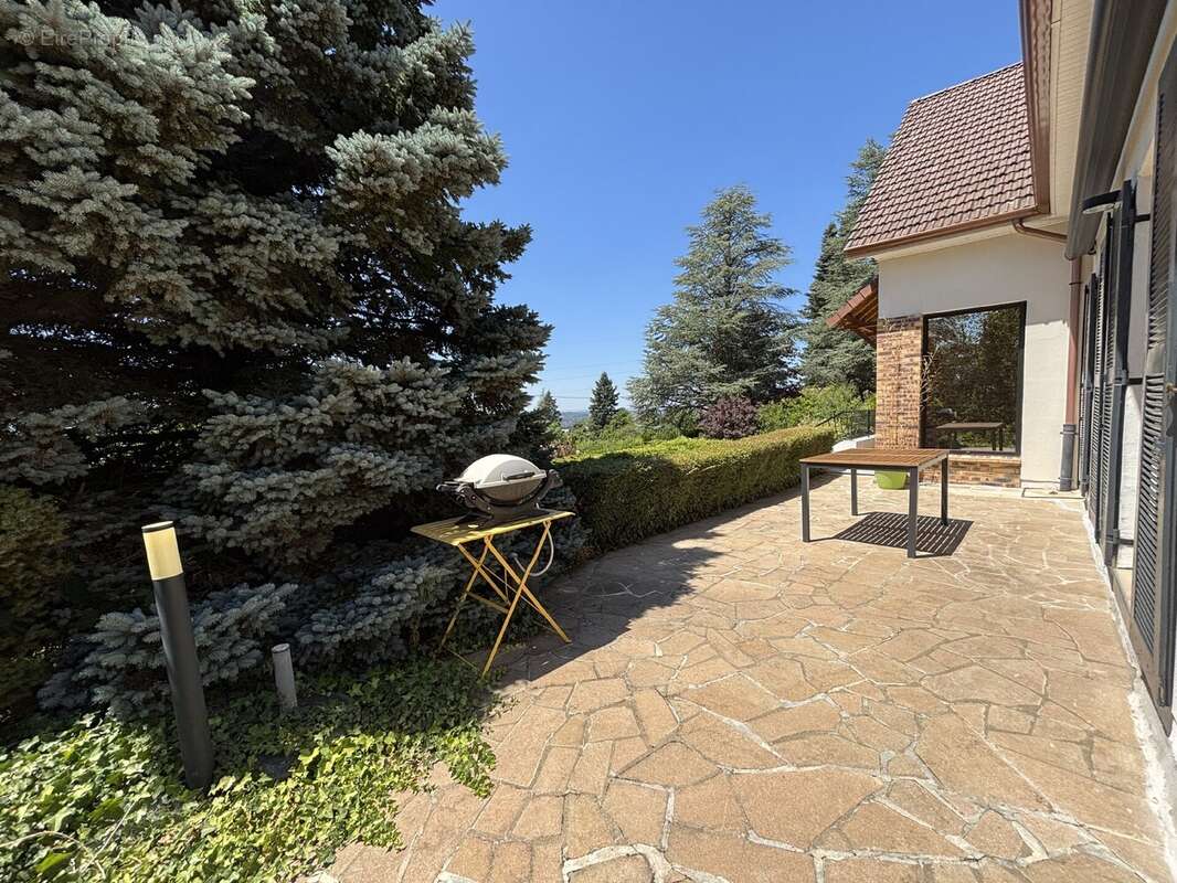 Maison à CREUZIER-LE-VIEUX