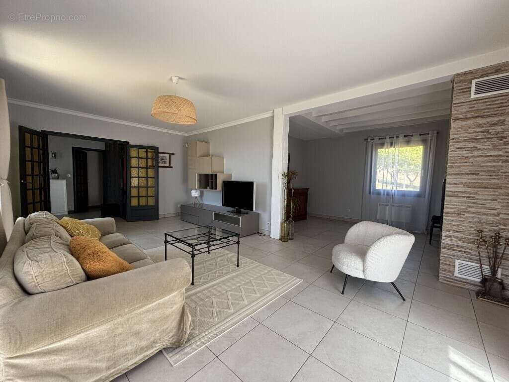 Maison à CREUZIER-LE-VIEUX