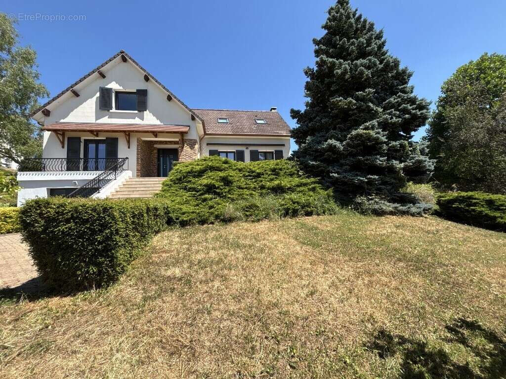 Maison à CREUZIER-LE-VIEUX