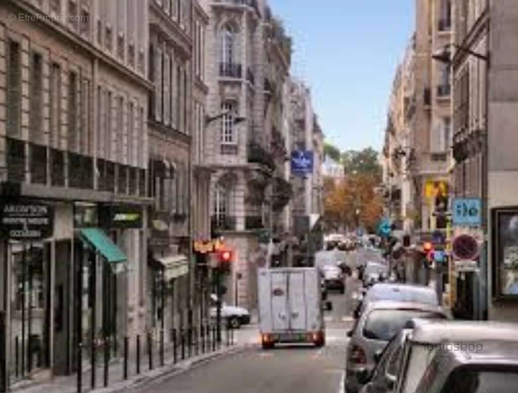 Commerce à PARIS-8E