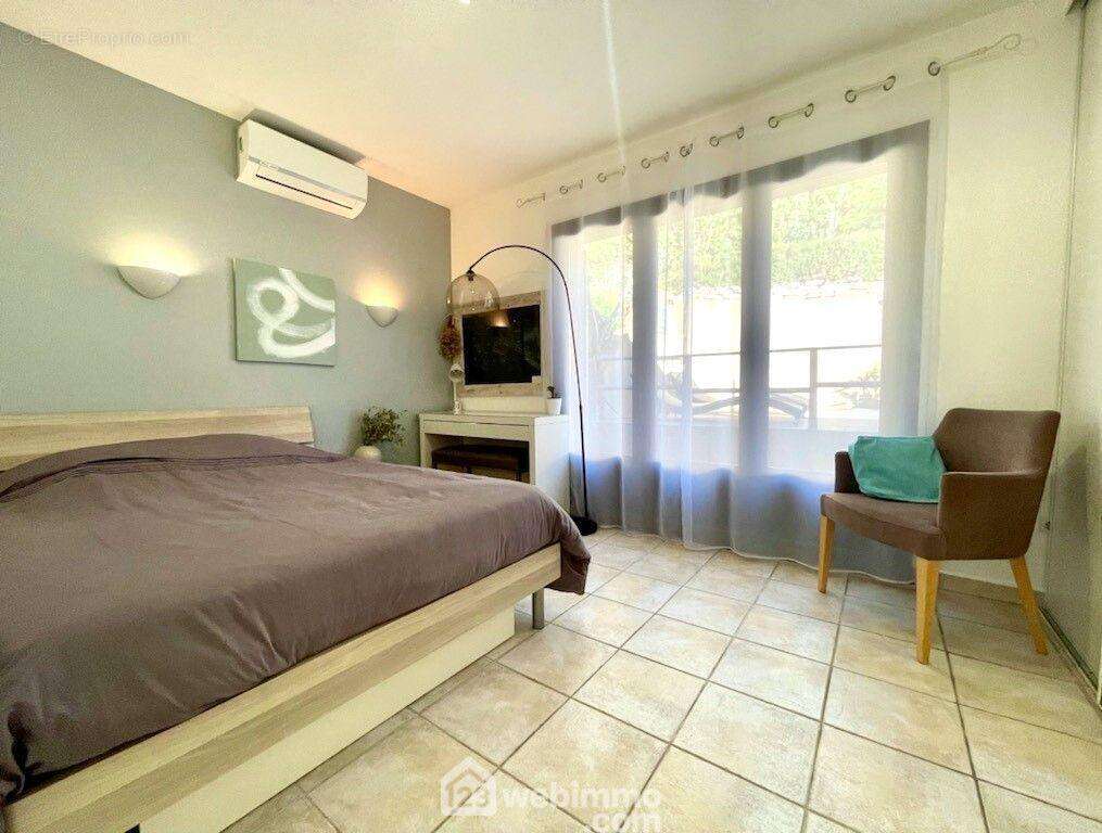 Chambre confortable et lumineuse, avec climatisation, placard intégré et accès direct vers l?extérieur. - Maison à SAINTE-MAXIME